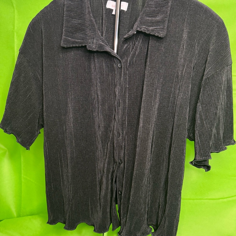 Colsie Black Pleated Button-Front Top